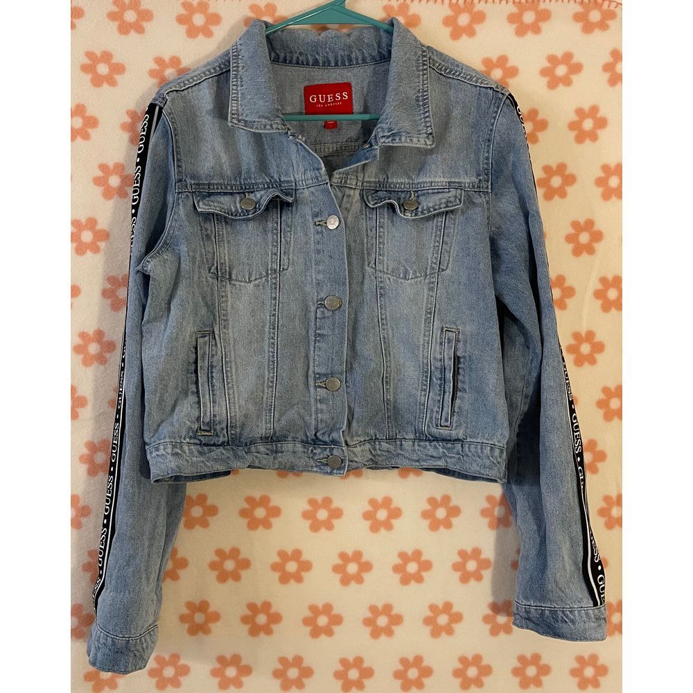 GUESS Cropped Denim Jacket with Logo‎ Stripe Sleeves Light Wash Size Large